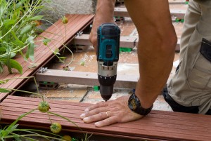 Visser les lames en bois de la terrasse extérieure