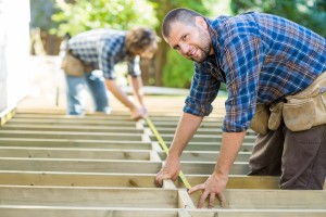 Faire une terrasse en bois soi même, quelle satisfaction !