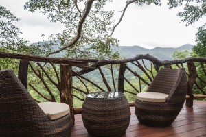 Fauteuil et tabourets d'extérieur pour aménager une terrasse en bois