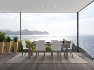 Une terrasse en bois couverte avec vue sur la mer