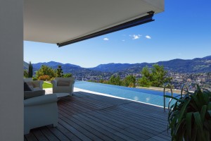 Une terrasse en bois et une piscine, le rêve