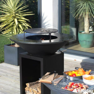Un brasero sur une terrasse de jardin